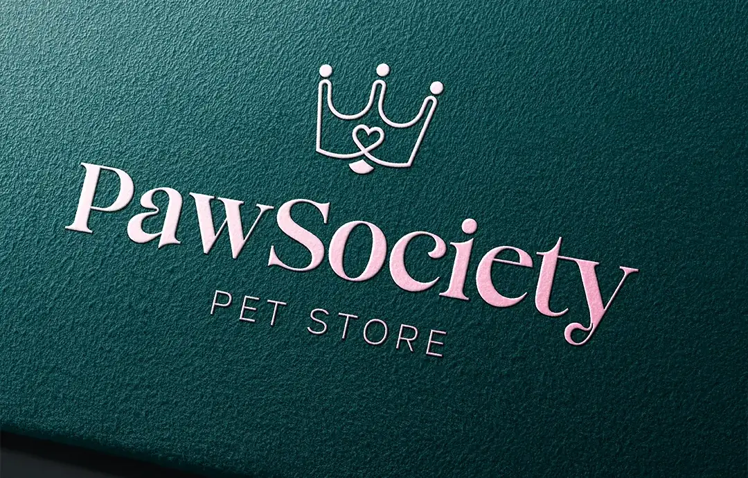 Logo de PawSociety Pet Store en relieve rosado sobre papel verde